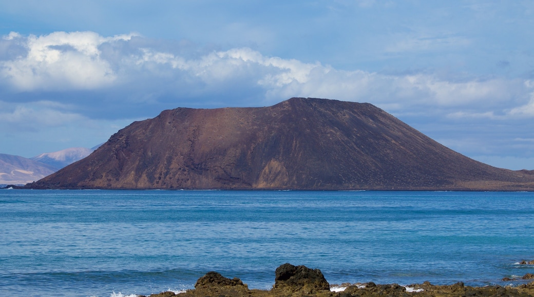 Corralejo som inkluderer kyst og fjell