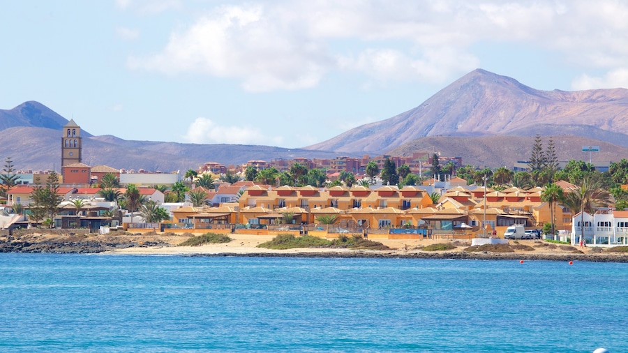 Corralejo das einen allgemeine Küstenansicht, Küstenort und Berge
