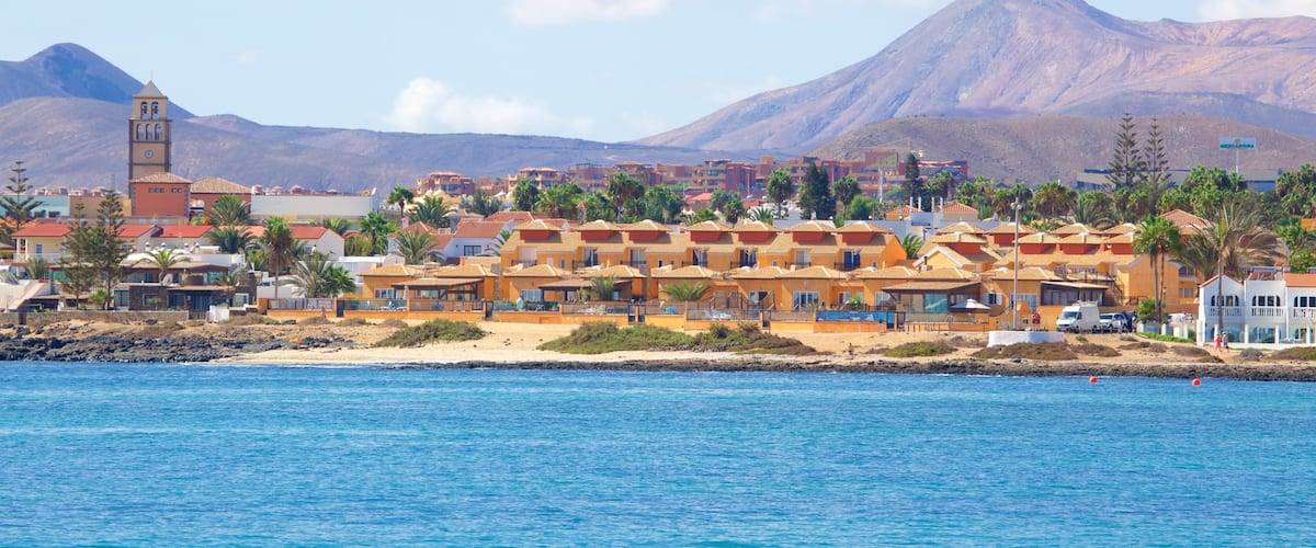 Corralejo showing a coastal town, general coastal views and mountains