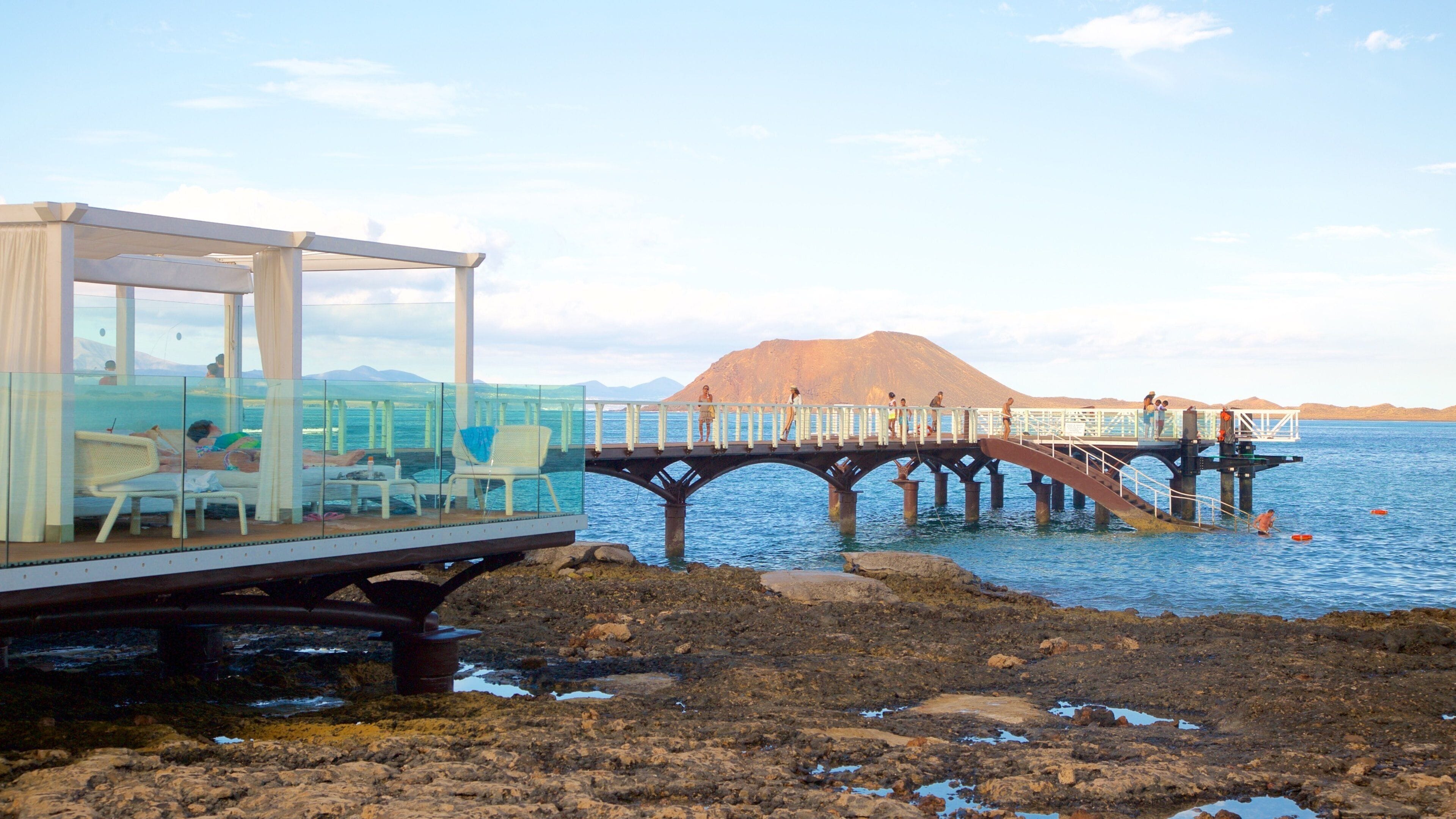 Corralejo som inkluderer kyst