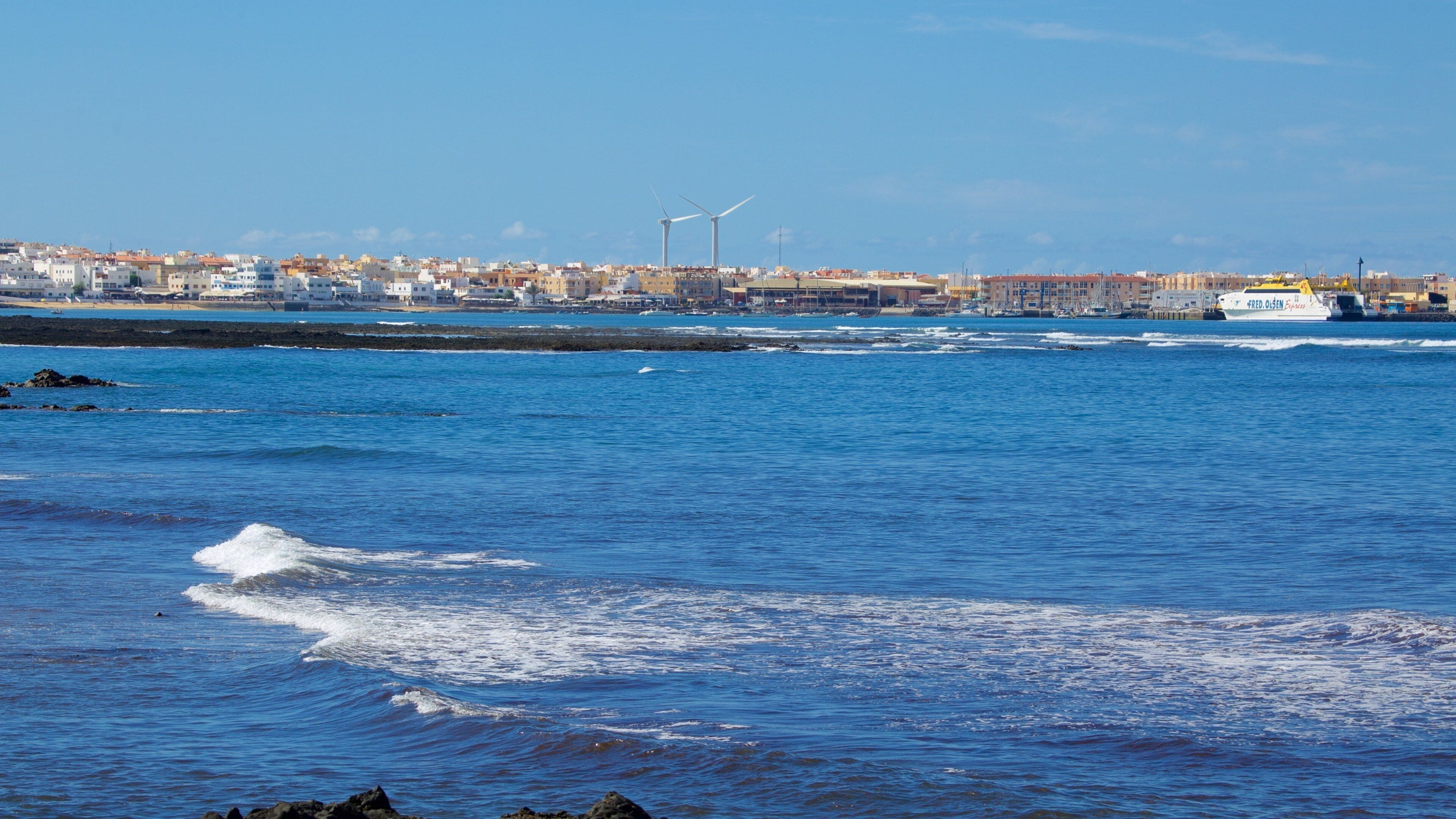 Corralejo som inkluderer kyst
