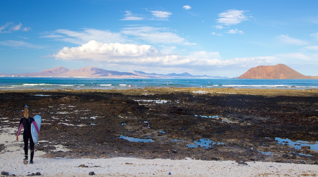 Corralejo som inkluderer kyst, surfing og fjell