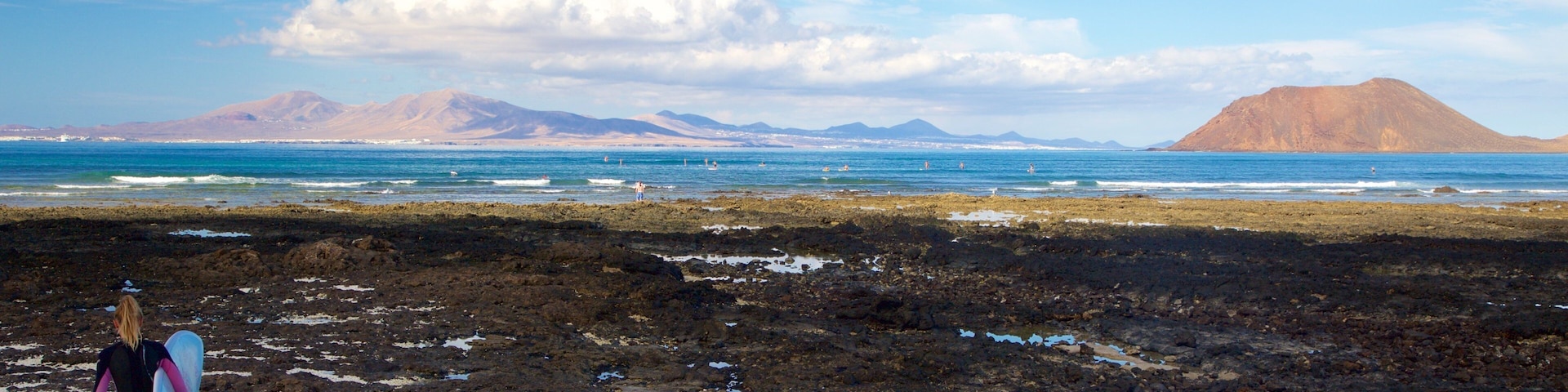 Corralejo qui includes vues littorales, montagnes et surf