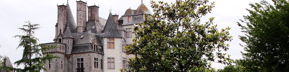 This building is indexed in the Base Mérimée, a database of architectural heritage maintained by the French Ministry of Culture, under the reference PA00110621 .