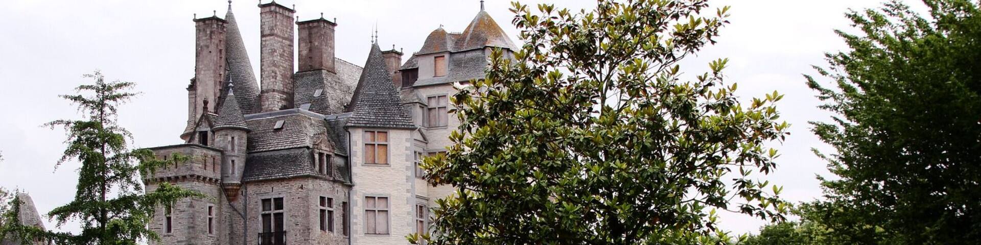 This building is indexed in the Base Mérimée, a database of architectural heritage maintained by the French Ministry of Culture, under the reference PA00110621 .