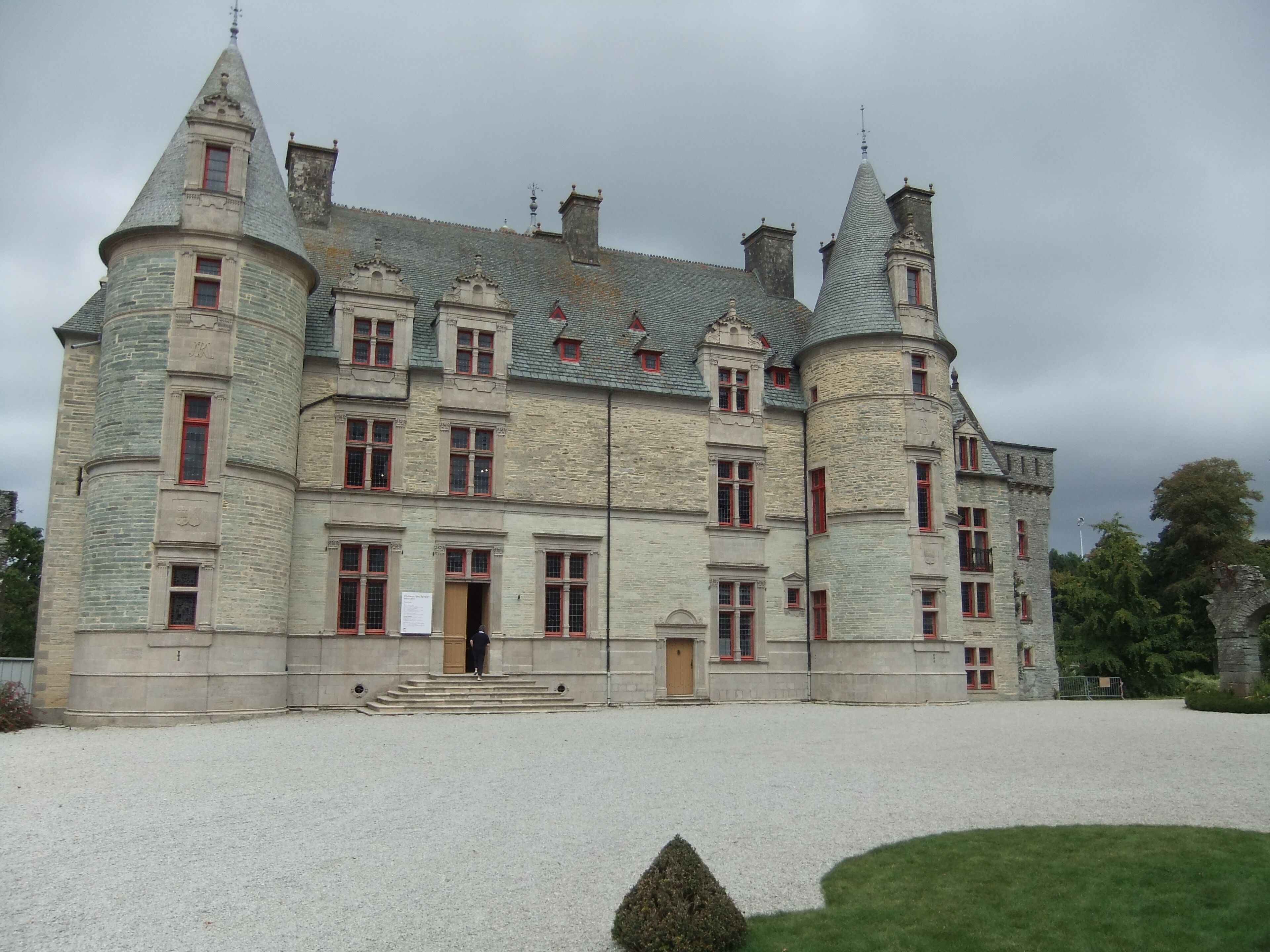 This building is classé au titre des Monuments Historiques. It is indexed in the Base Mérimée, a database of architectural heritage maintained by the French Ministry of Culture, under the reference PA00110621 .