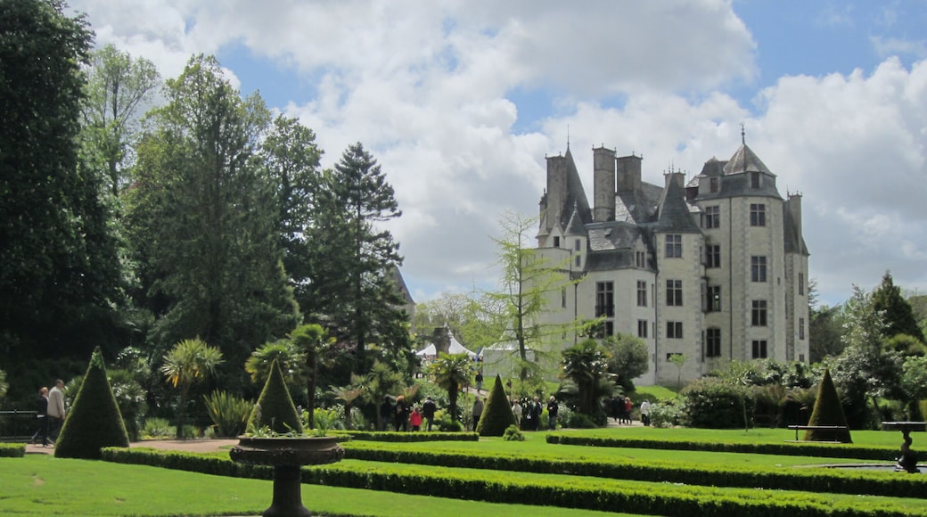 This building is indexed in the Base Mérimée, a database of architectural heritage maintained by the French Ministry of Culture, under the reference PA00110621 .