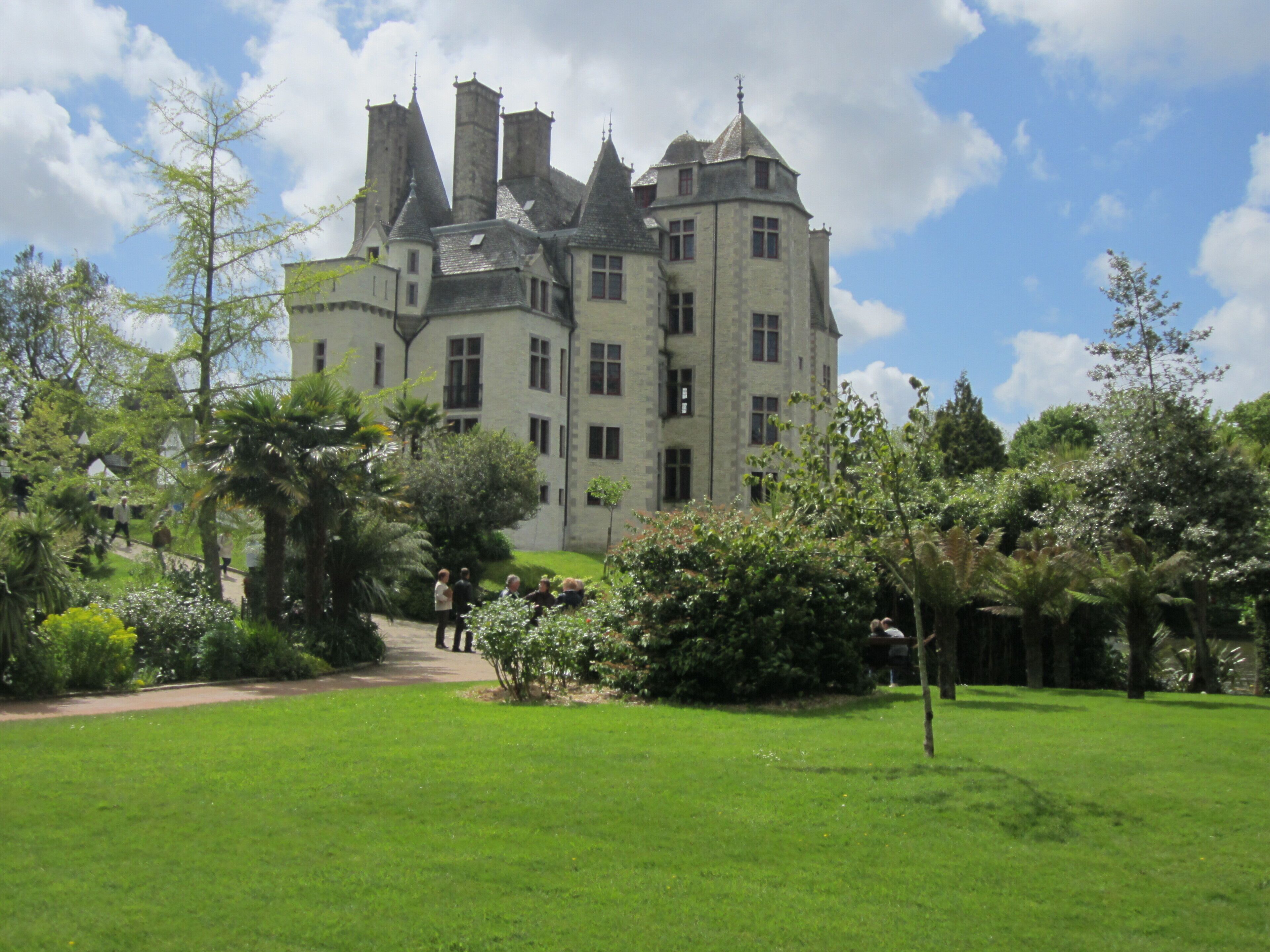 This building is indexed in the Base Mérimée, a database of architectural heritage maintained by the French Ministry of Culture, under the reference PA00110621 .