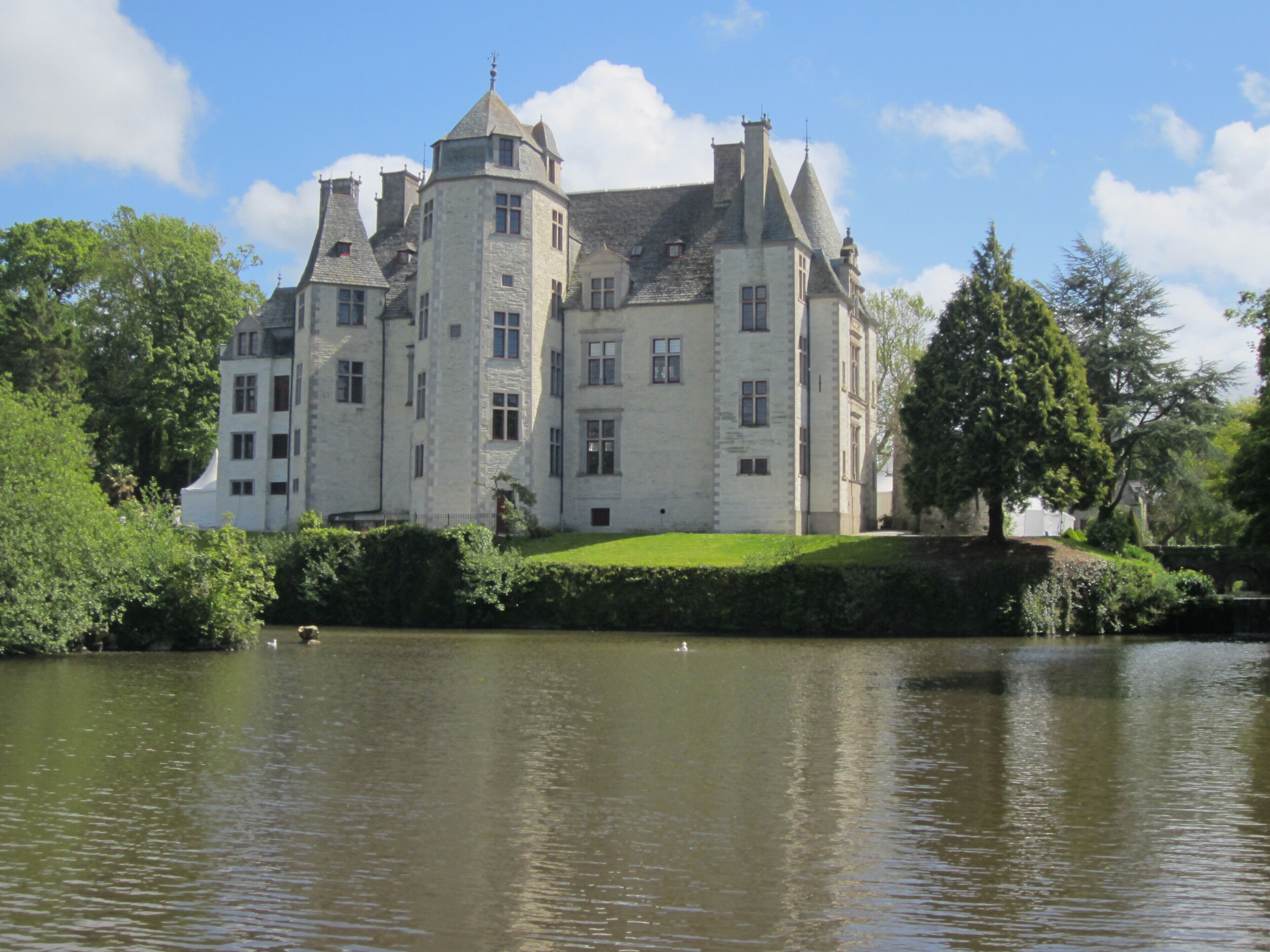 This building is indexed in the Base Mérimée, a database of architectural heritage maintained by the French Ministry of Culture, under the reference PA00110621 .