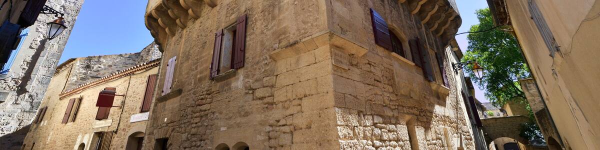 Angle rue des Marchands et rue de la Citernasse à Castillon-du-Gard (30210), département de la Gironde en région Nouvelle-Aquitaine, France
