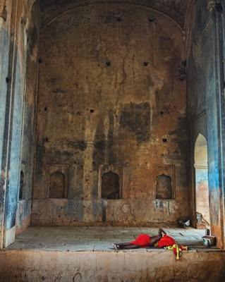 An Orccha local escapes the midday heat with a nap on the cool floor at the Raja Mahal.
#India #Orccha #InStone
