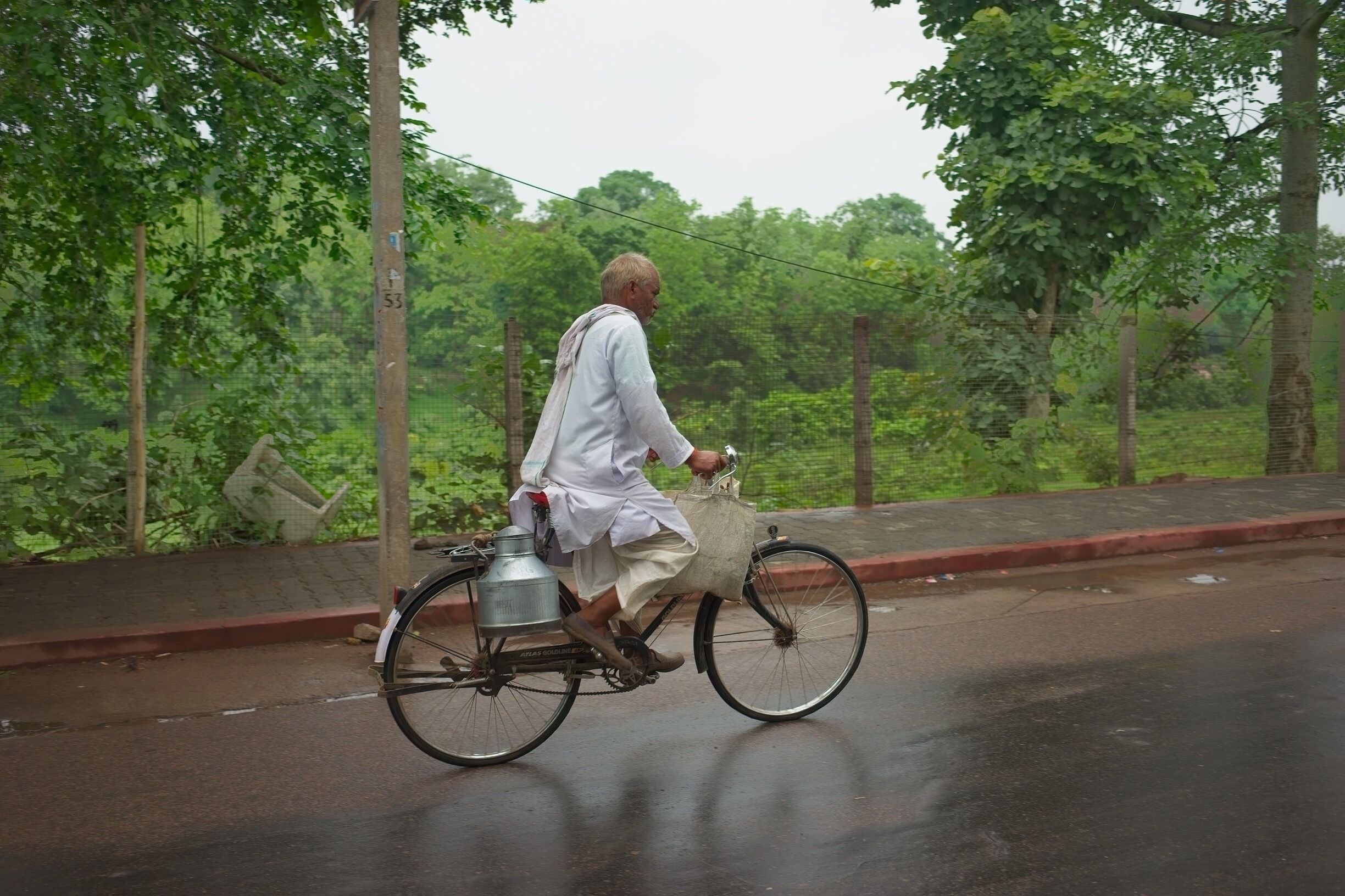 A man on his bike, with Milk and a few supplies - everyday life on the streets of Orccha. 

#India #Orccha