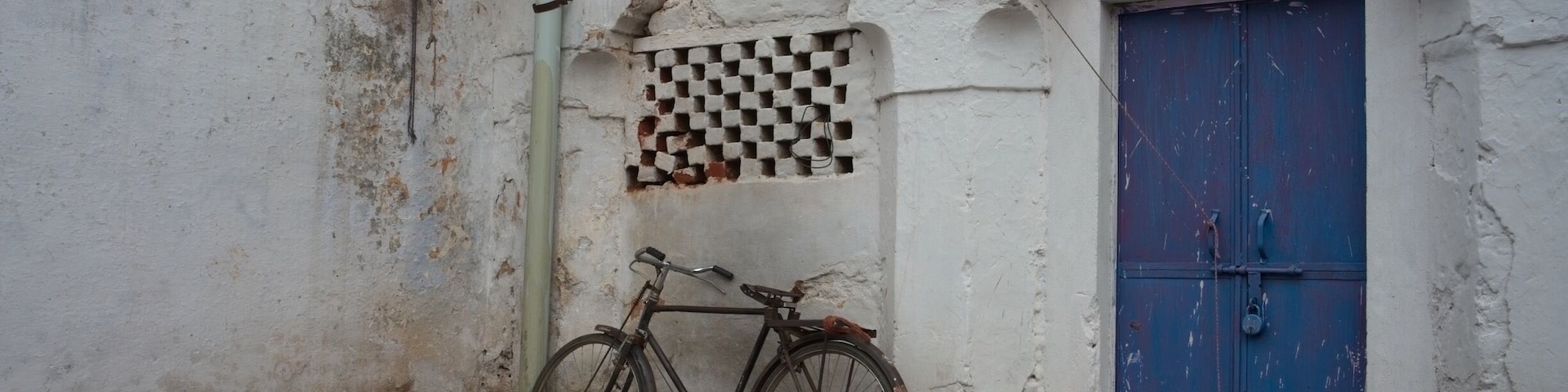 A solitary bicycle stands in a courtyard at Raja Mahal, Orccha.
This little town is a lessor known gem that lies deep in the state of Madhya Pradesh, a 5hr train ride from Delhi.
Orccha has an incredible collection of over 30 ancient temples and meanders down to the Betwa River, a tributary of one of Indias great rivers, 'The Yamuna'
#India #MadhyaPradesh #Orccha