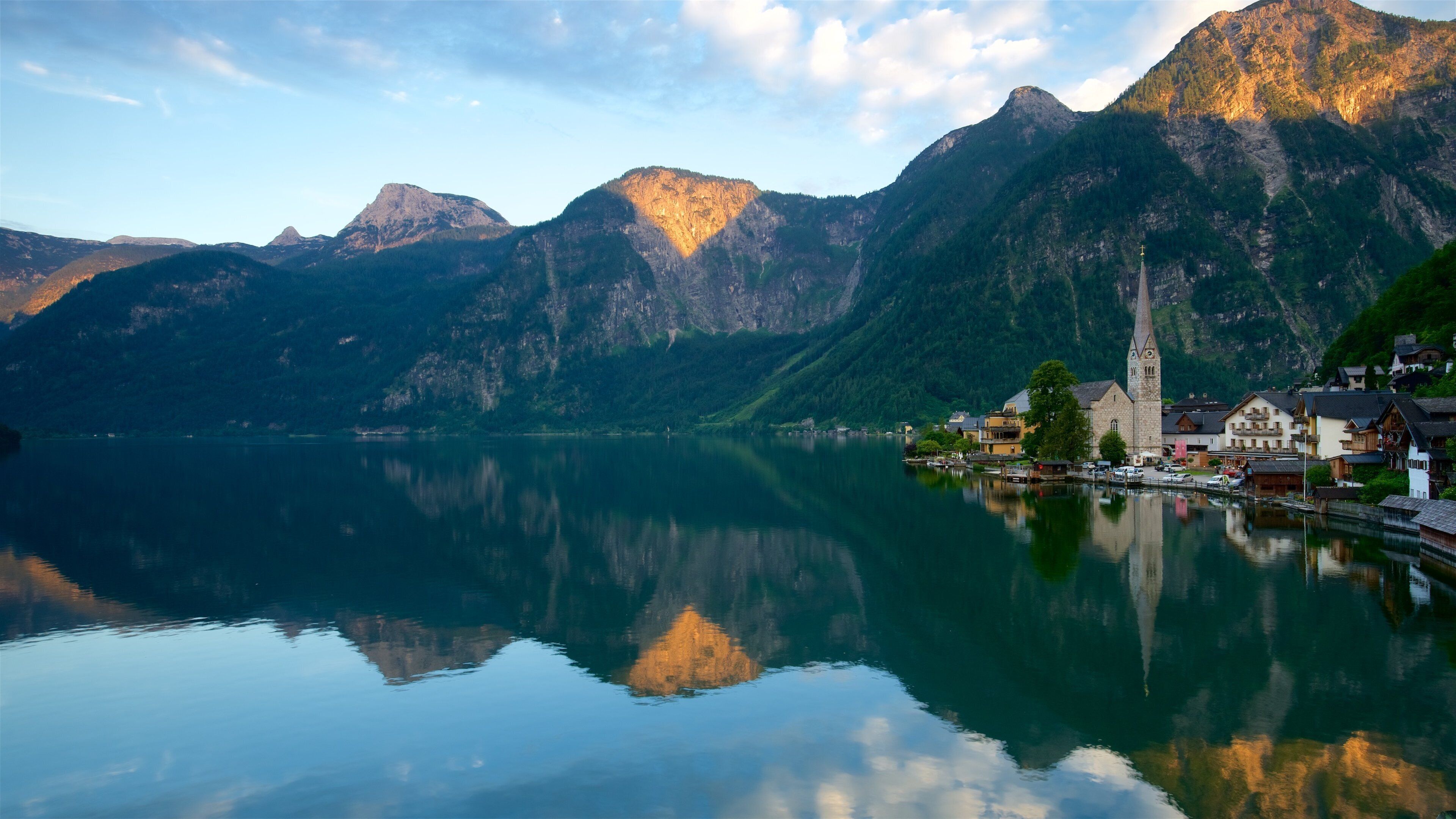 上オーストリア 表示 湖あるいは泉 と 山々