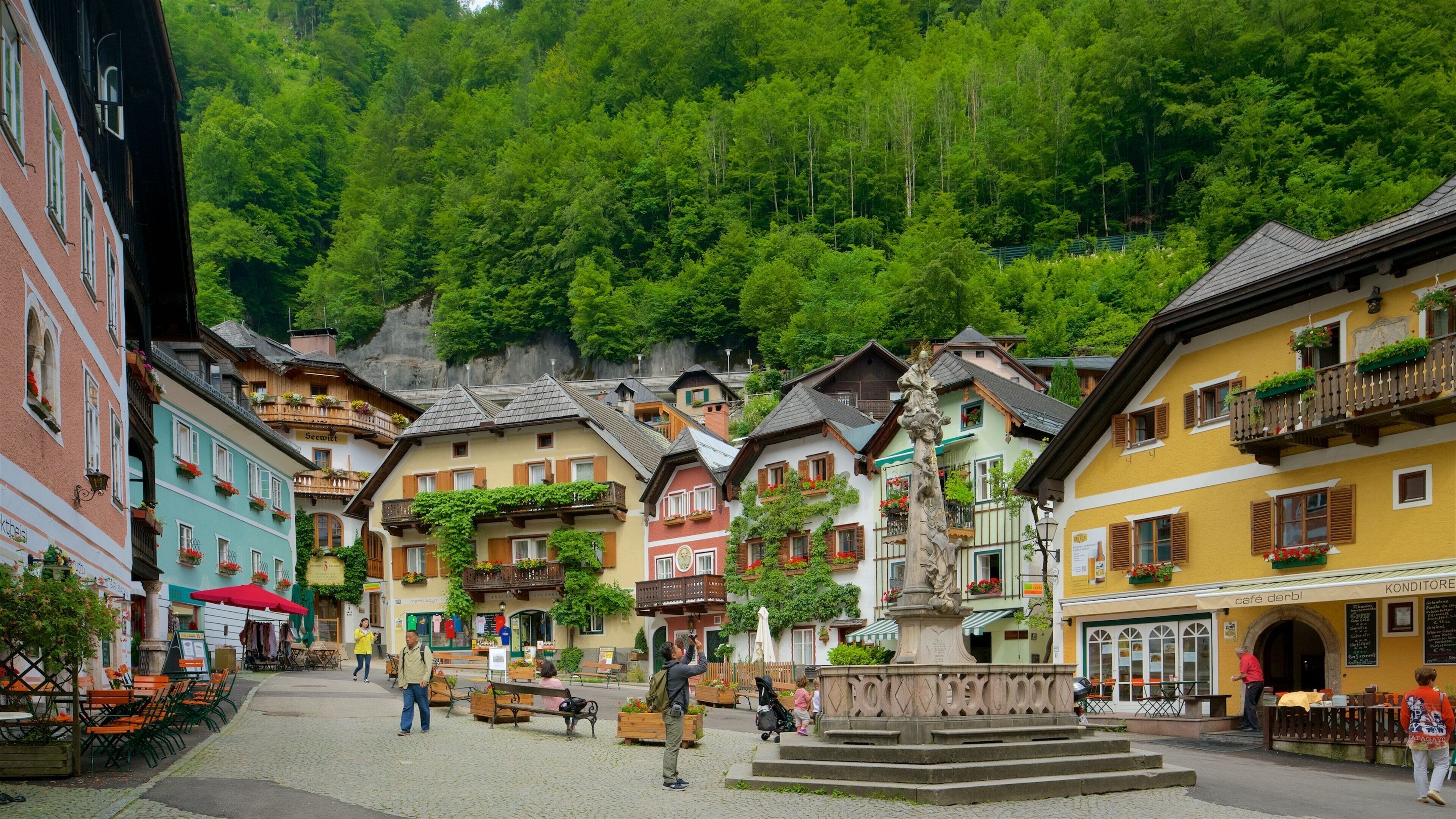 Upper Austria which includes a fountain, heritage elements and a square or plaza