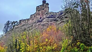 Burg Hardenberg (Nörten-Hardenberg)Die Burg wurde durch das Erzbistum Mainz gegründet, um zwei Handelswege zu überwachen. Um 1101 wurde die befestigte Anlage erstmals als "Vestes Haus" beurkundet.