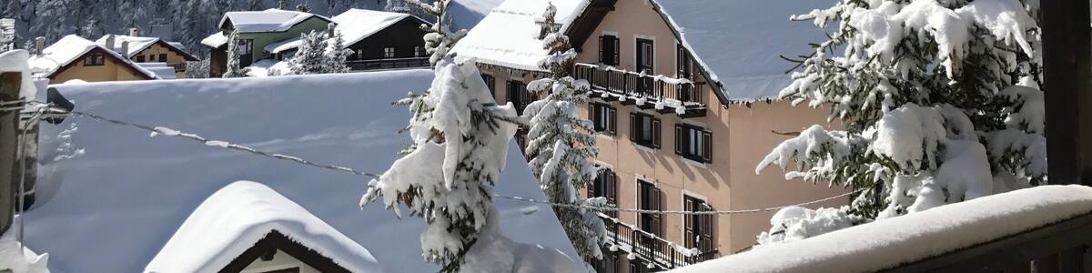 Un paysage de montagne enneigé avec des maisons et des glaçons.