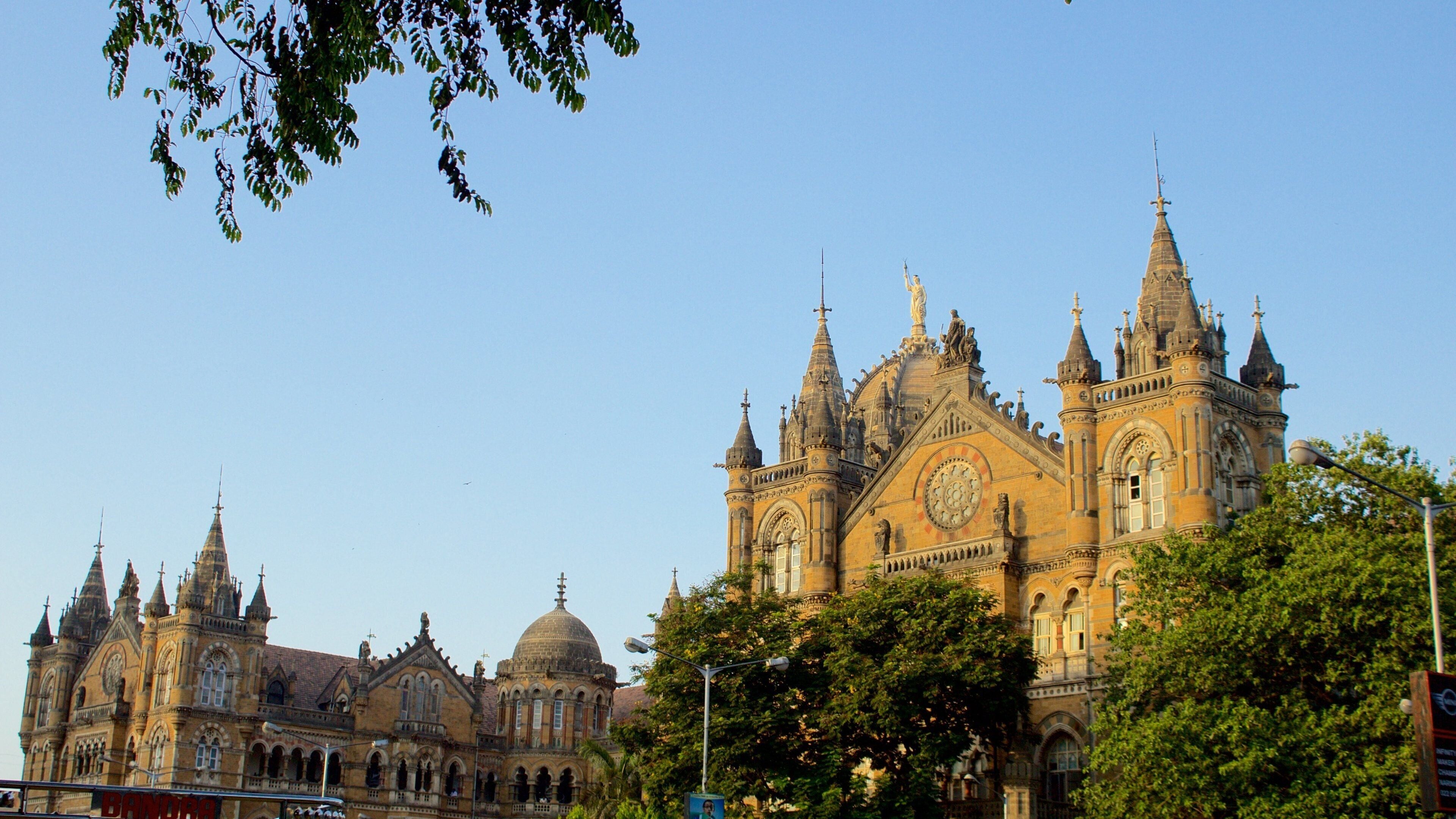 Mumbai showing a sunset and heritage elements