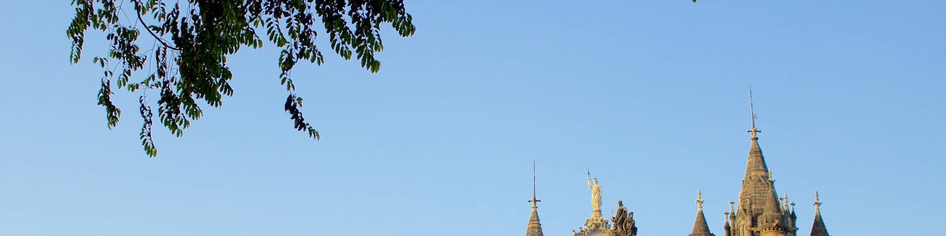 Mumbai ofreciendo elementos patrimoniales y un atardecer