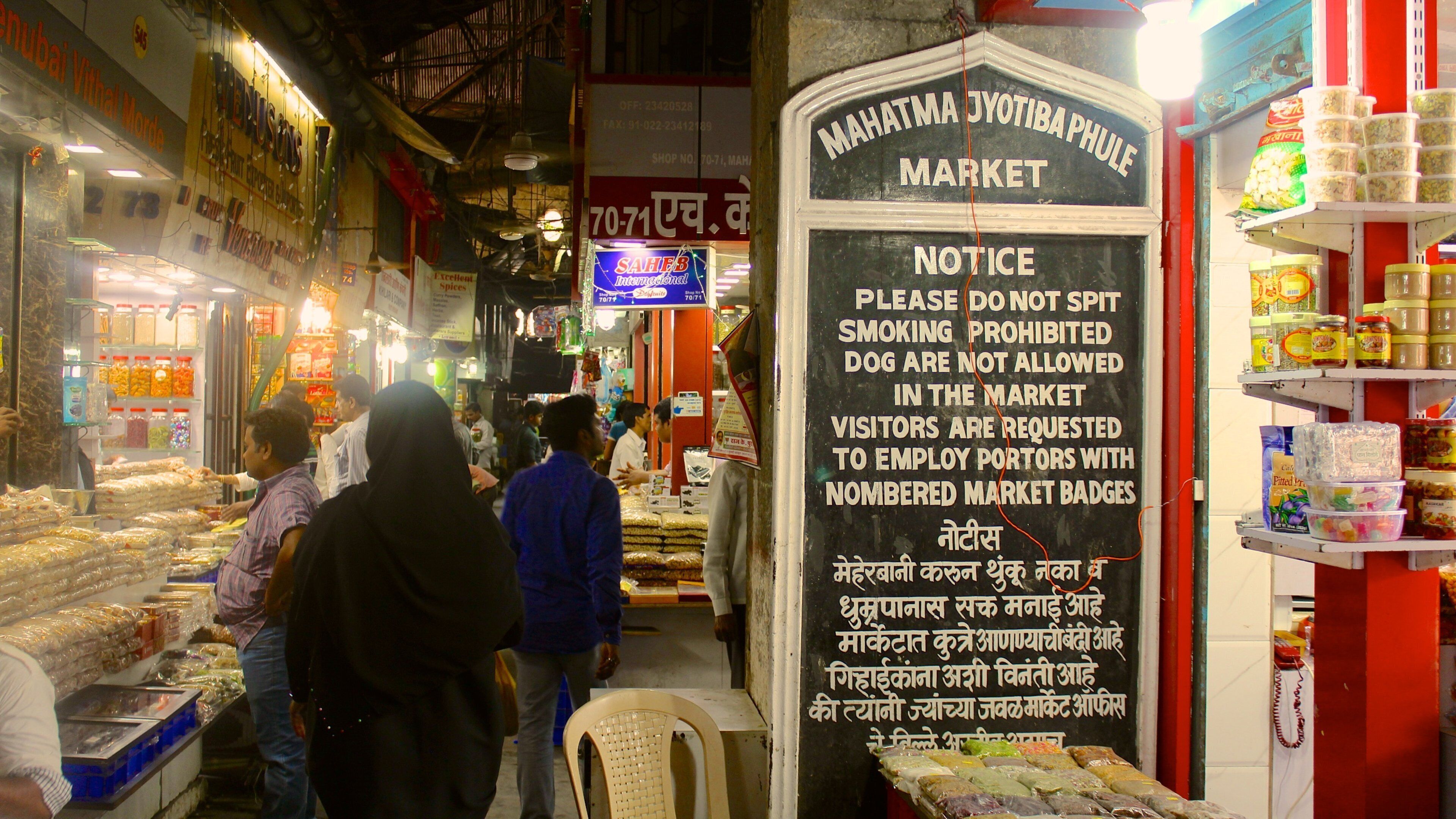 Mumbai which includes signage, shopping and markets