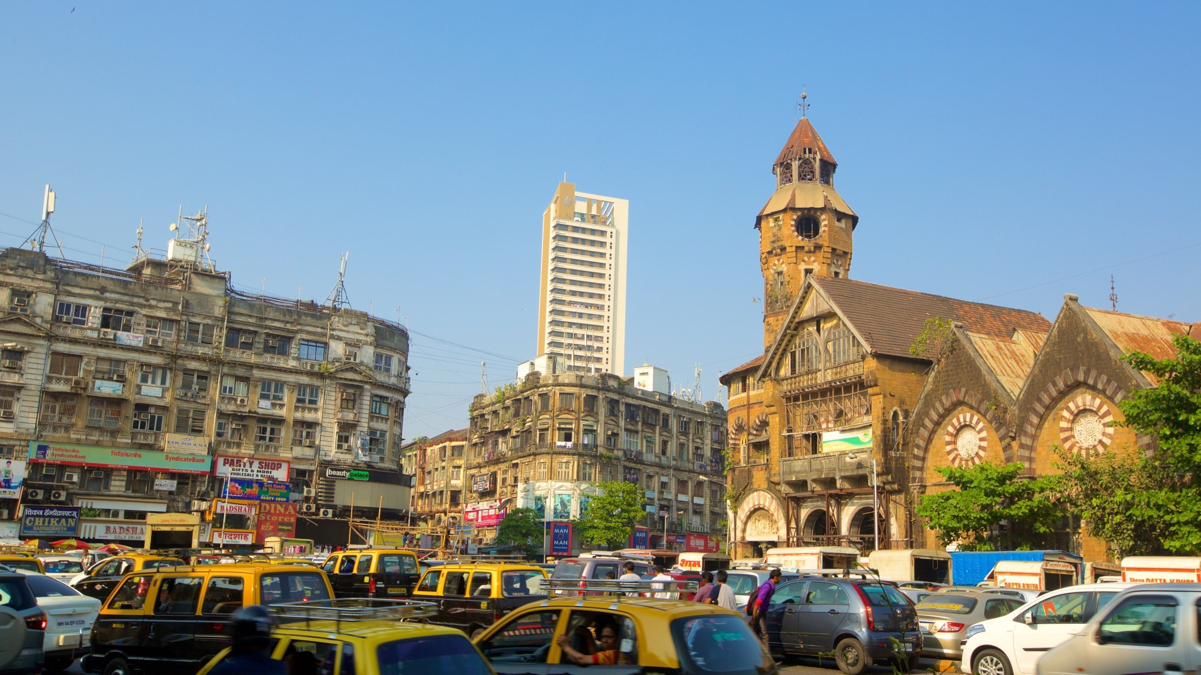 Mumbai showing street scenes