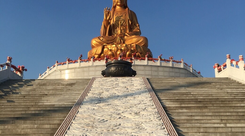 Gentle walk up to the Buddha - Hegang