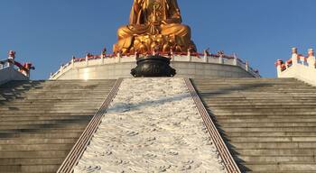 Gentle walk up to the Buddha - Hegang
