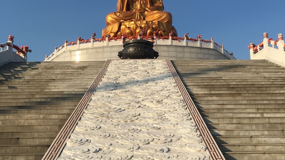 Gentle walk up to the Buddha - Hegang