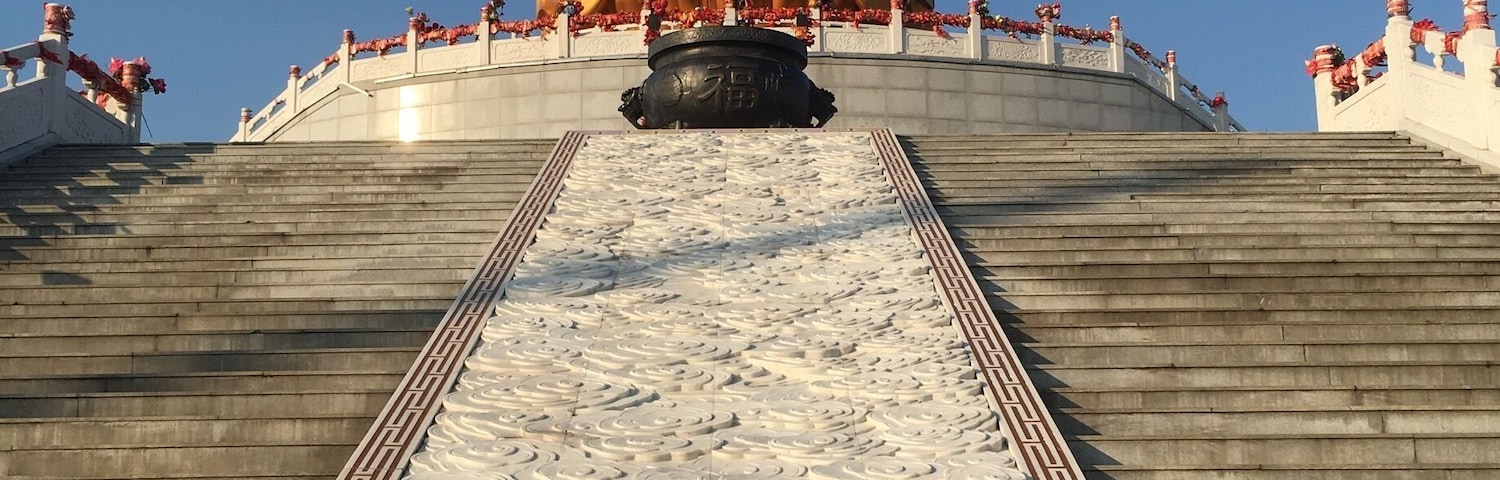 Gentle walk up to the Buddha - Hegang