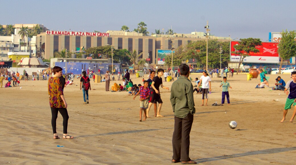 Juhu Beach toont algemene kustgezichten en ook een grote groep mensen