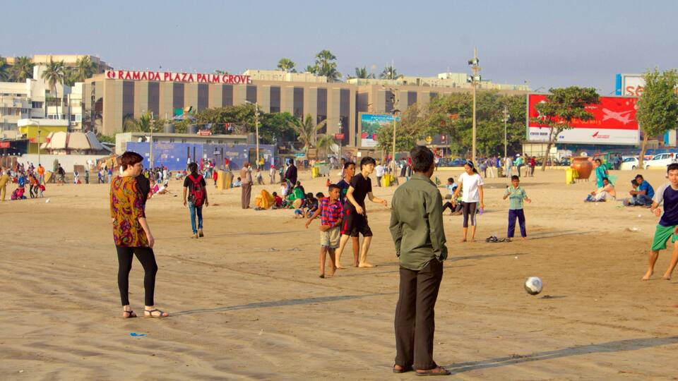 Juhu Beach mit einem allgemeine Küstenansicht sowie große Menschengruppe