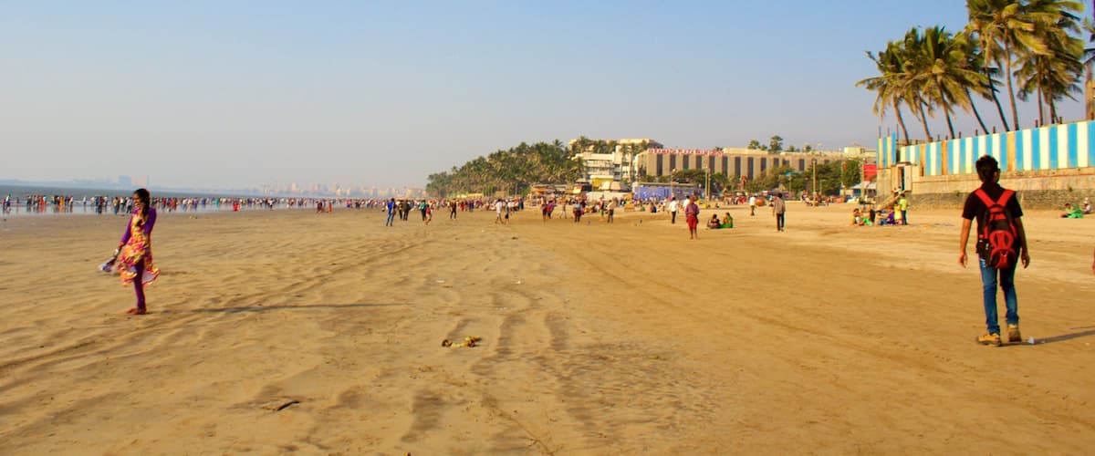 Juhu Beach which includes general coastal views as well as a large group of people