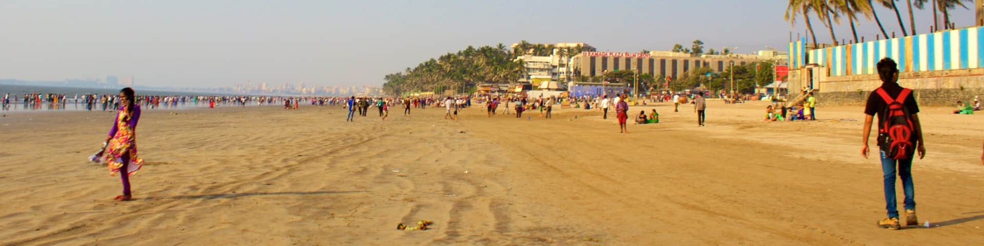 Juhu Beach which includes general coastal views as well as a large group of people
