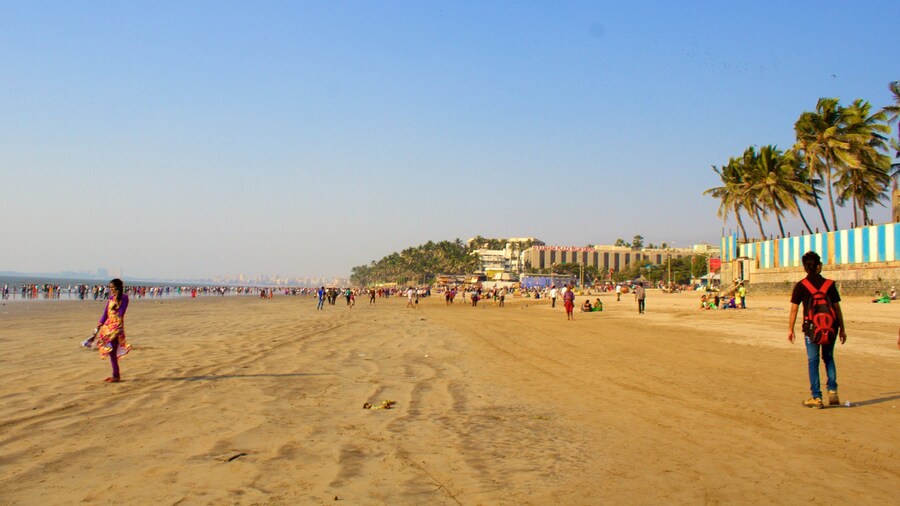 Juhu Beach which includes general coastal views as well as a large group of people