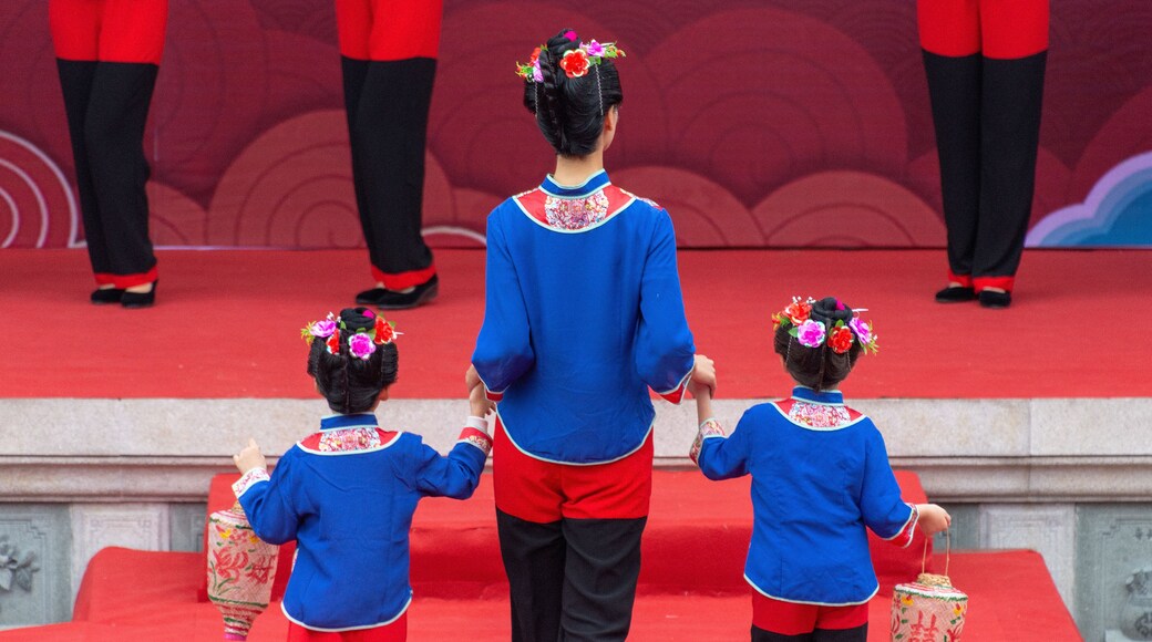 The arrangement process of Chinese national headwear, Mazu headwear on Meizhou Island