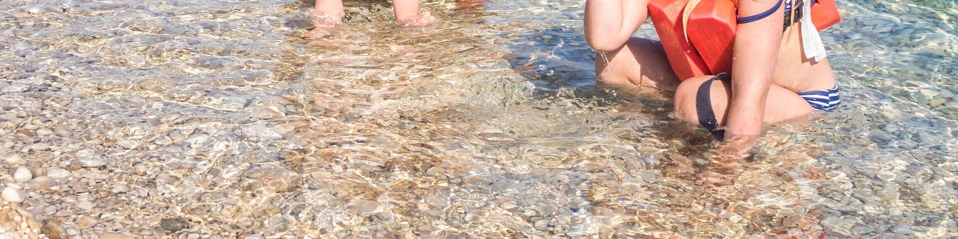 Familie beim Baden im Meer