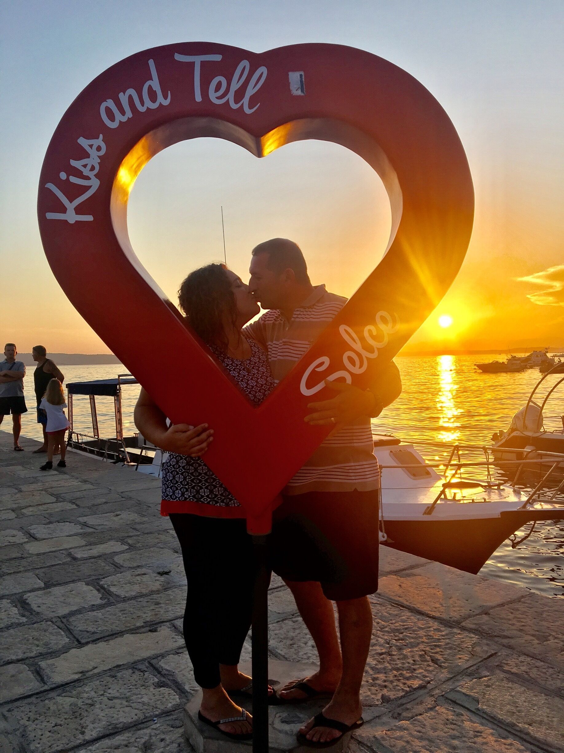 The sign is perfect for couples who want to take those cheesy pics like myself!  It also flips around and says "in live in selce"  can enjoy a nice night walking around 