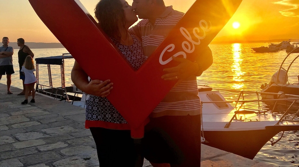 The sign is perfect for couples who want to take those cheesy pics like myself! It also flips around and says "in live in selce" can enjoy a nice night walking around