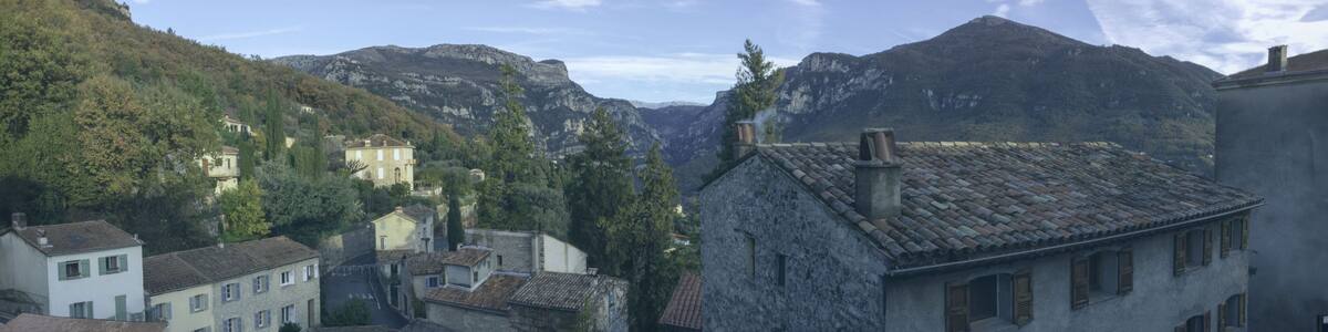 Vue sur les Gorges du Loup depuis la salle du conseil municipal de la Mairie du Bar-sur-Loup dans les Alpes-maritimes PACA France. premier plan les maisons du village