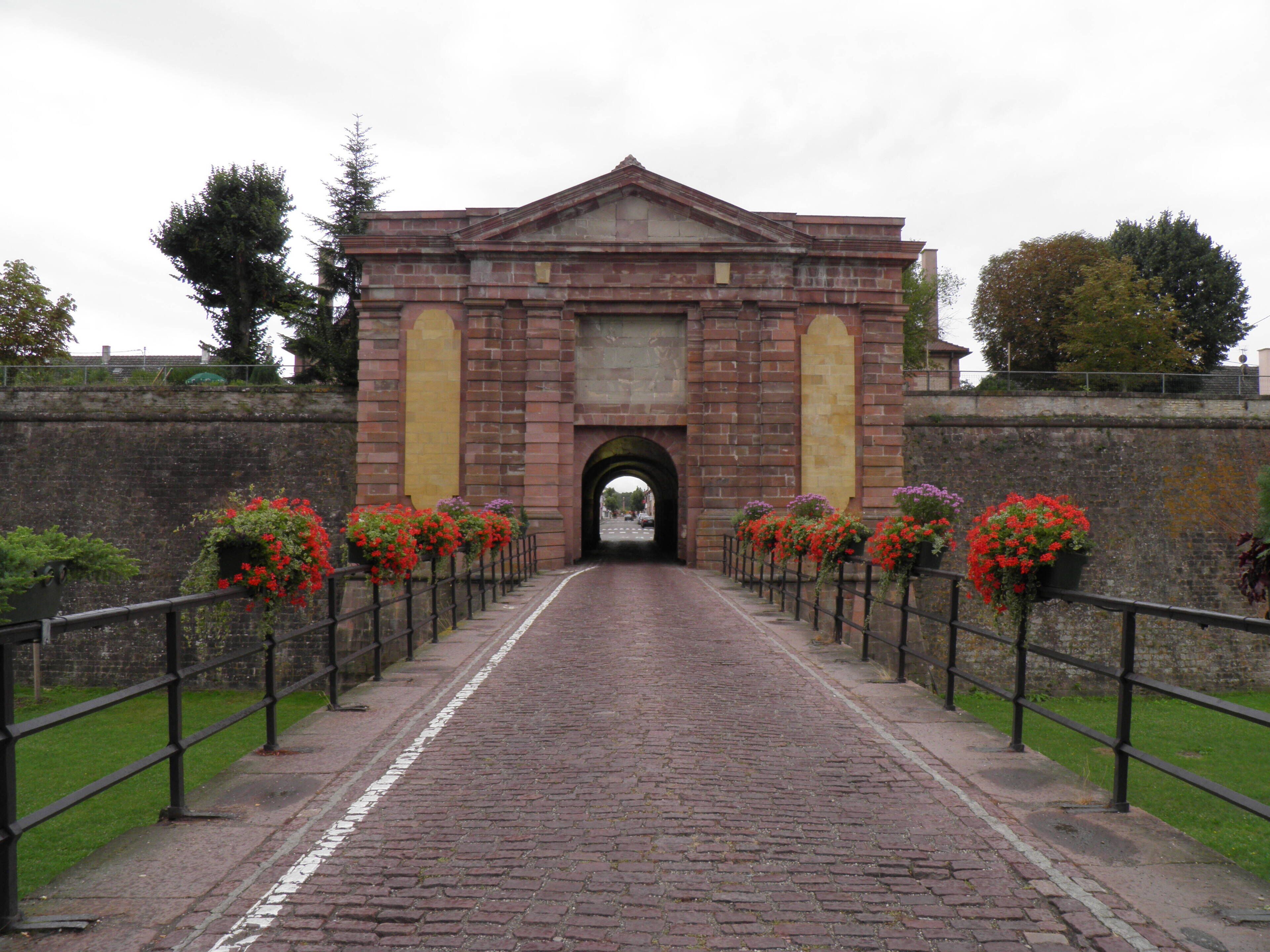 This building is classé au titre des Monuments Historiques. It is indexed in the Base Mérimée, a database of architectural heritage maintained by the French Ministry of Culture, under the references PA00085566 and IA68005204 .