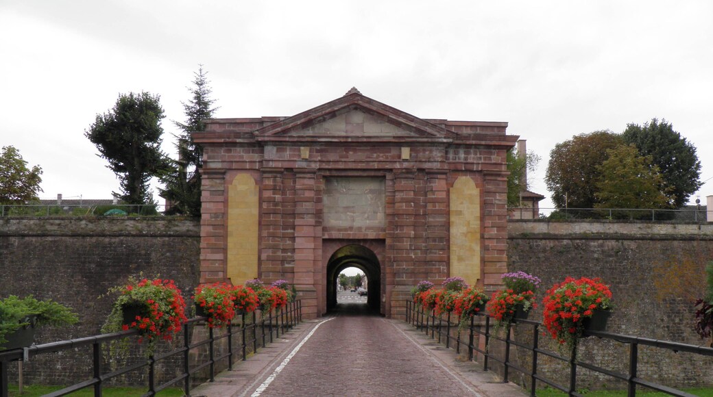This building is classé au titre des Monuments Historiques. It is indexed in the Base Mérimée, a database of architectural heritage maintained by the French Ministry of Culture, under the references PA00085566 and IA68005204 .