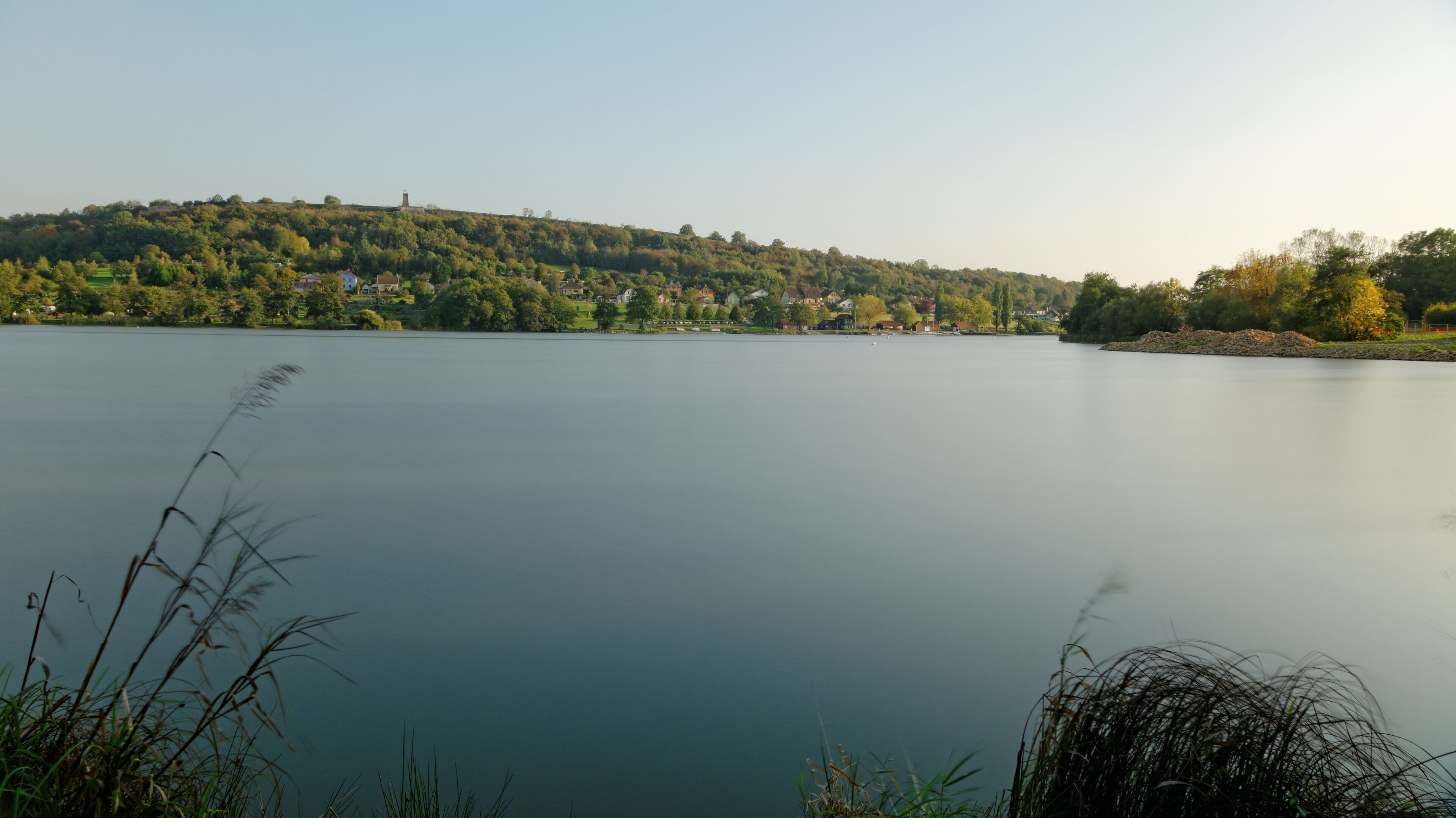 This file was uploaded with Commonist. Étang des forges, à Offemont. Photo réalisée avec un filtre Hoya ND16 + Hoya ND1000.