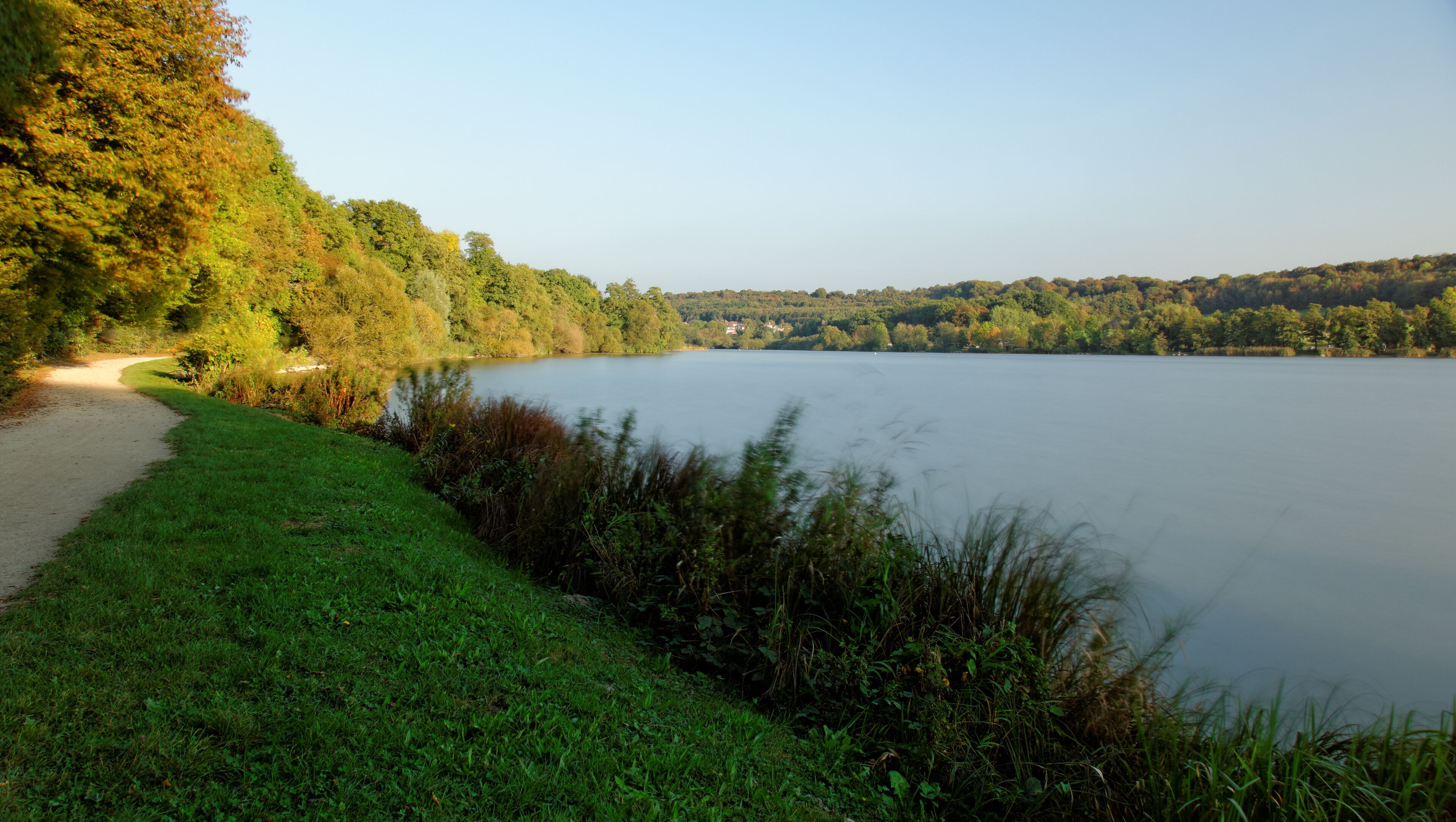 This file was uploaded with Commonist. Étang des forges, à Offemont. Photo réalisée avec un filtre Hoya ND16 + Hoya ND1000.