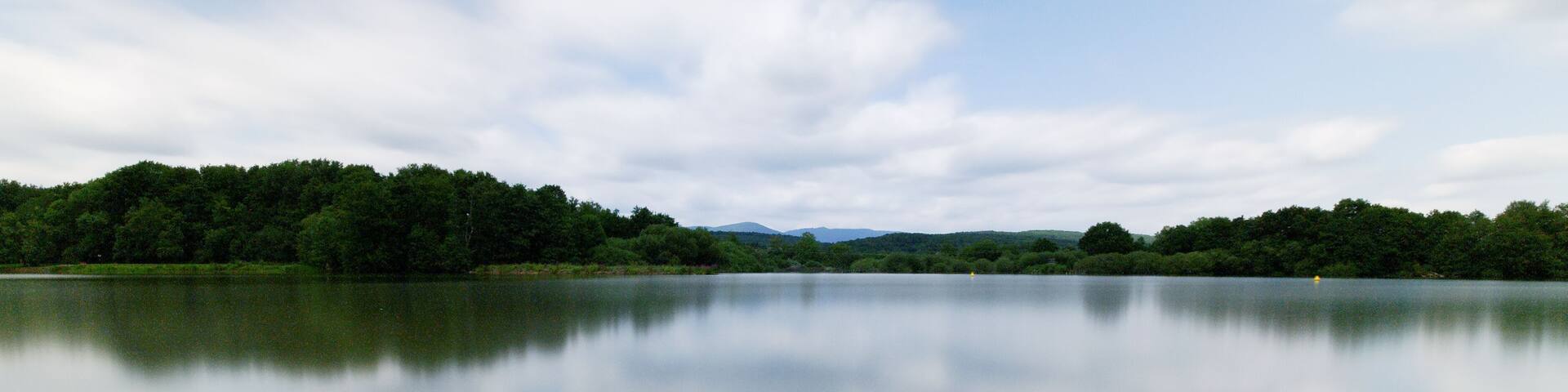 This file was uploaded with Commonist. Étang des forges, à Offemont. Photo réalisée avec des filtres Hoya ND1000 + ND16 + ND8.