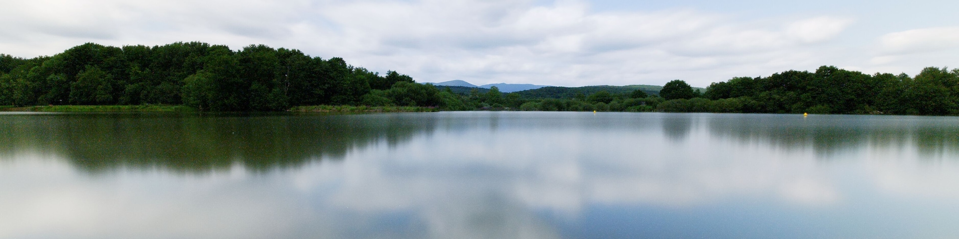 This file was uploaded with Commonist. Étang des forges, à Offemont. Photo réalisée avec des filtres Hoya ND1000 + ND16 + ND8.