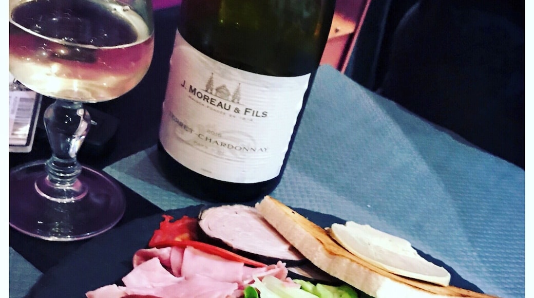 Our favorite place for food in St Brice en Cogles in the Brittany region of France 🇫🇷
Charcuterie with a slab of pate, french bread and chilled white wine! #TroverFoodies #France #Brittany #Yum #pate #cornichons #french