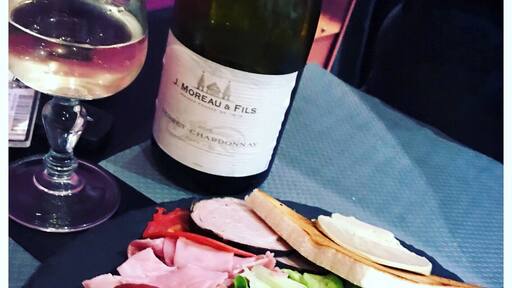 Our favorite place for food in St Brice en Cogles in the Brittany region of France 🇫🇷
Charcuterie with a slab of pate, french bread and chilled white wine! #TroverFoodies #France #Brittany #Yum #pate #cornichons #french