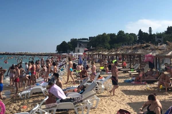 Golden Sands is a major seaside resort town on the northern Bulgarian Black Sea Coast, adjacent to a national park of the same name in the municipality of Varna.
#black_sea #coast #sun #golden_Sands 🇧🇬