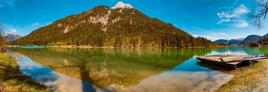 Un lac de montagne avec un quai en bois.