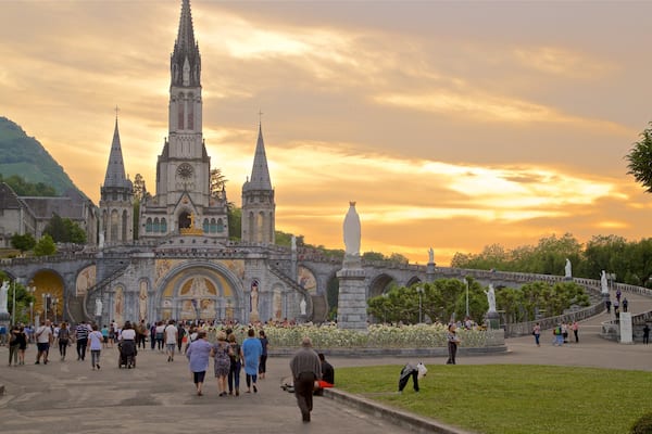Lourdes - Tarbes montrant coucher de soleil, église ou cathédrale et patrimoine architectural
